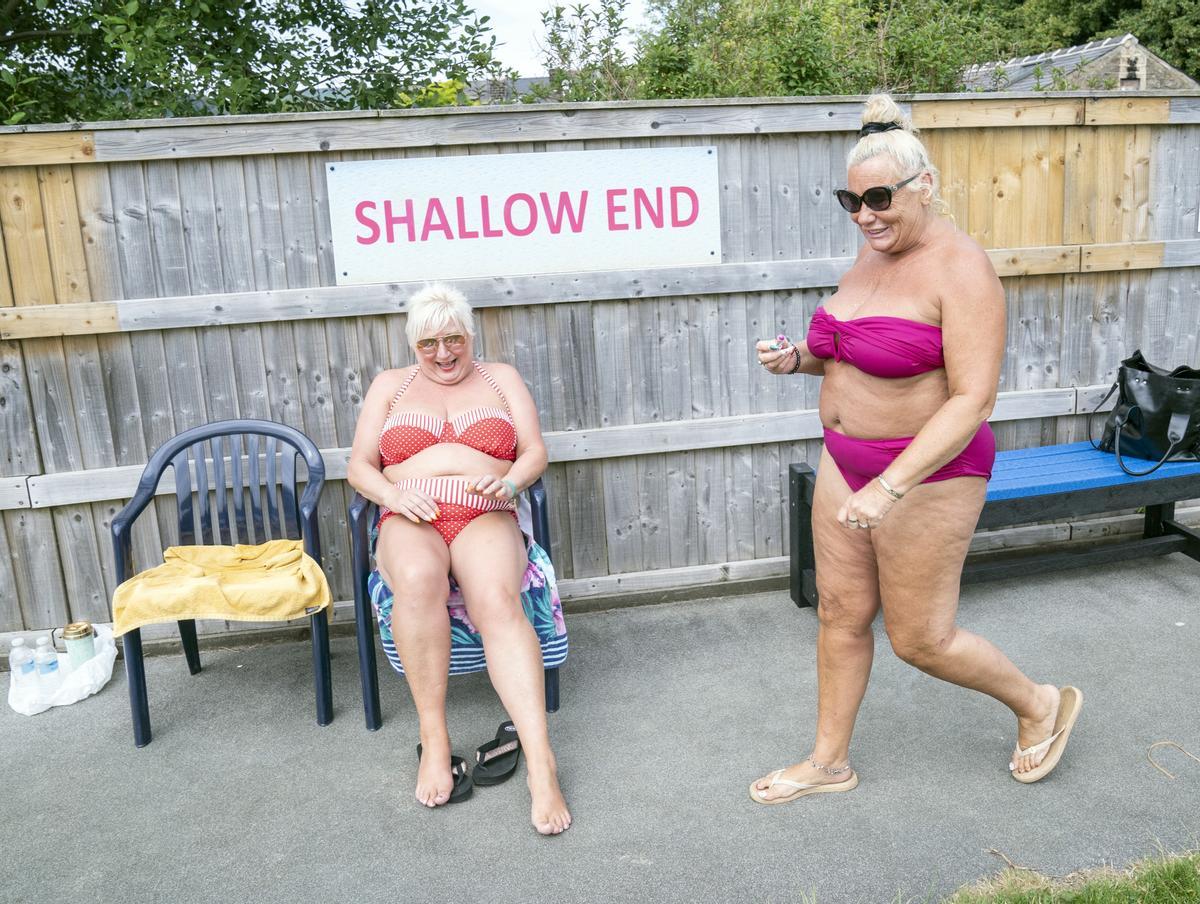 Dos mujeres en bikini en la piscina descubierta de Hathersage, en Hope Valley, Gran Bretaña