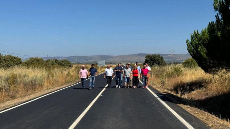 Inauguración de un tramo de carretera | ARCHIVO