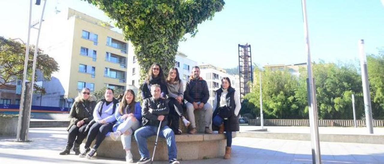 Representantes do Concello e colectivos na presentación de onte, na Praza Massó.   | // GONZALO NÚÑEZ