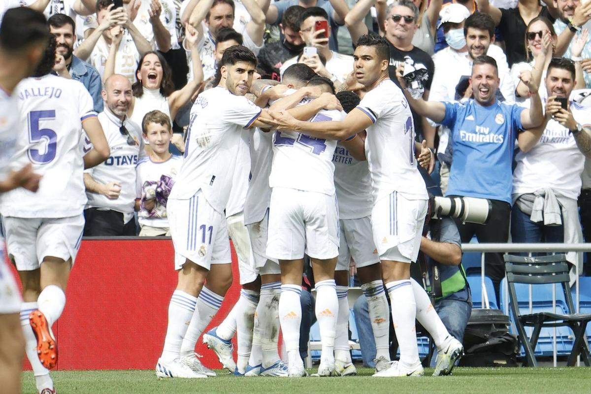 MADRID, 30/04/2022.- Los jugadores del Real Madrid celebran el 2-0 durante el partido de Liga que Real Madrid y Espanyol disputan este sábado en el estadio Santiago Bernabéu de la capital. EFE/ Chema Moya