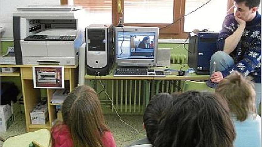 Els alumnes de l&#039;escola de Saldes treballant amb els ordinadors el curs passat