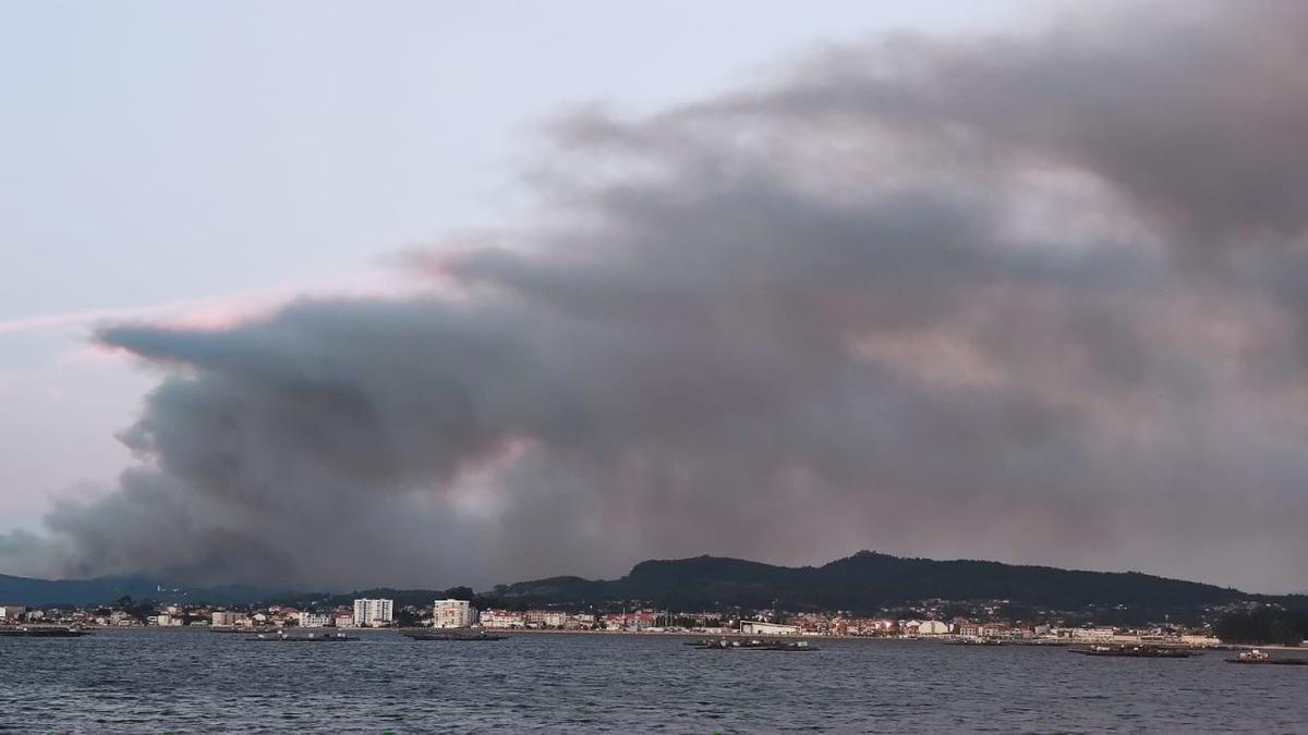 El incendio en el monte Xiabre amenaza casas en Caldas