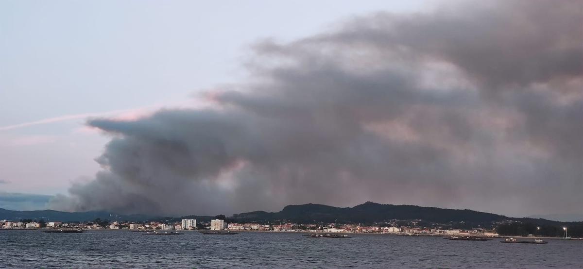 El incendio en el monte Xiabre amenaza casas en Caldas