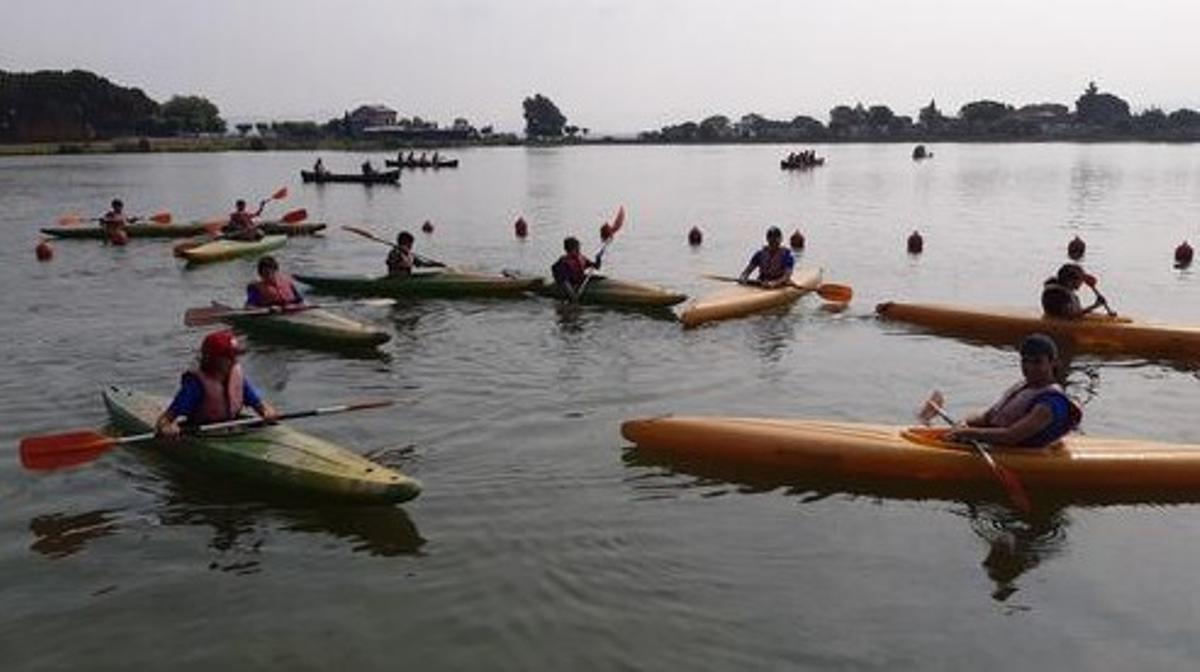 Activitats de canoa i caiac al Parc de l'Agulla, propostes emmarcades dins el Casal Esportiu Municipal