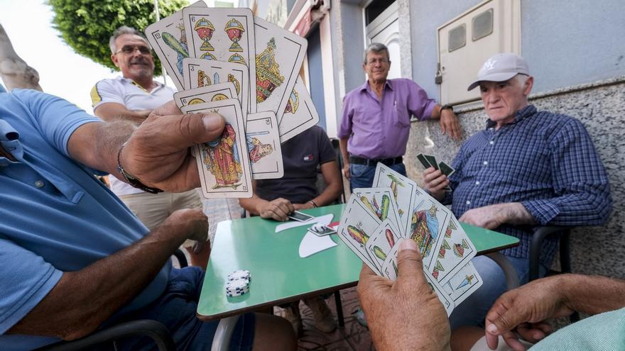 Chipirones y juegos en el bar Fataga de Doctoral