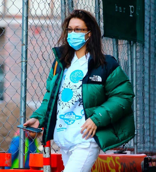 Bella Hadid con plumas bicolor negro y verde en Nueva York