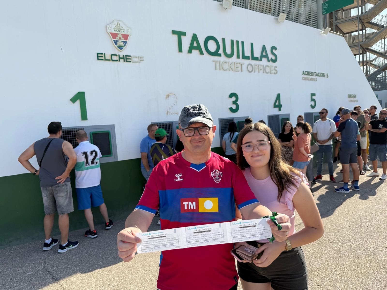 Los aficionados del Elche CF recogen las entradas en el estadio para el partido contra el Deportivo