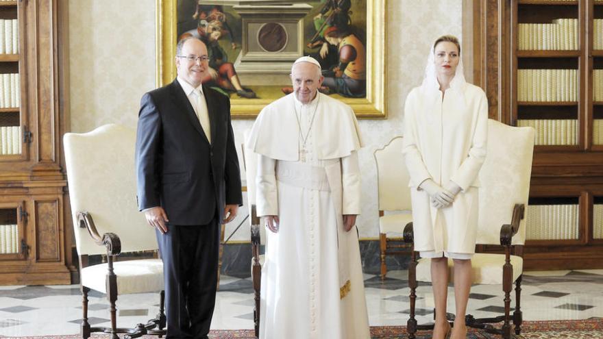 El Papa, el príncipe Alberto II y la princesa Charlene.