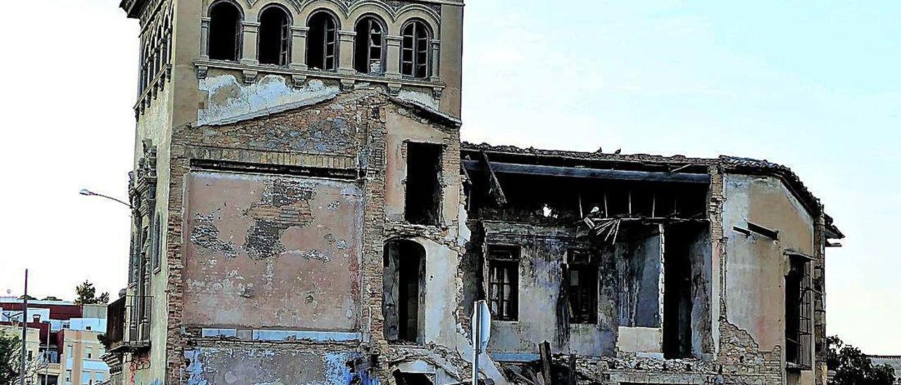 Fachada frontal y lateral del palacete modernista de Garín, que refleja un avanzado estado de deterioro.