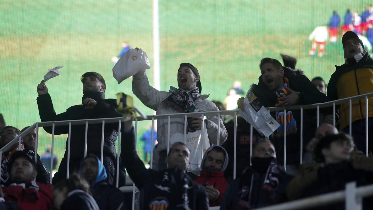 La afición abronca al Valencia en Mestalla