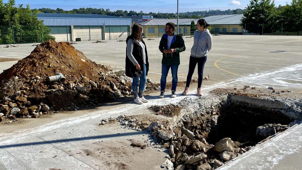 Miembros del Bloque, junto a un socavón sin vallar, en el CEIP Xesús Golmar.