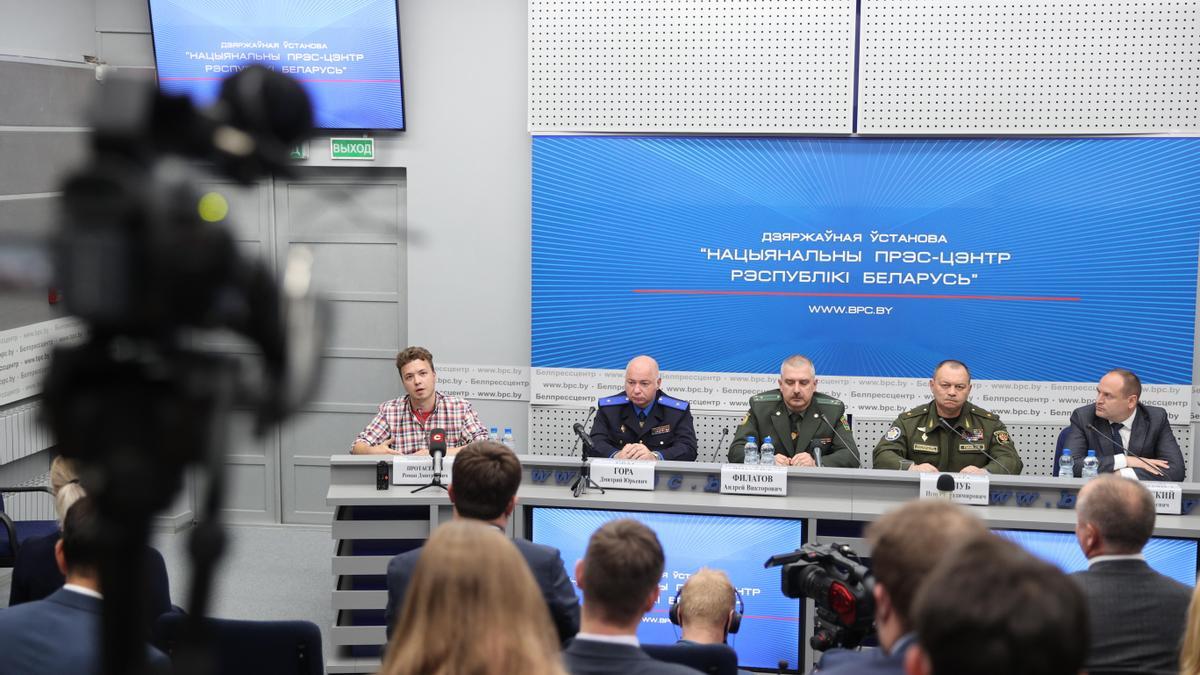 El periodista bielorruso Roman Protasevich (izquierda), durante la comparecencia junto a uniformados que ha ofrecido este lunes.