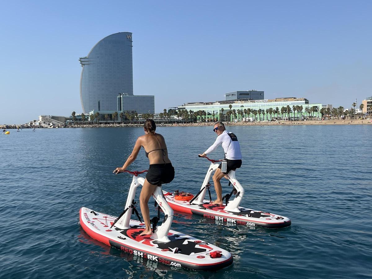 Bikesurf, las nuevas bicis acuáticas  surfean en la playa de la Barceloneta