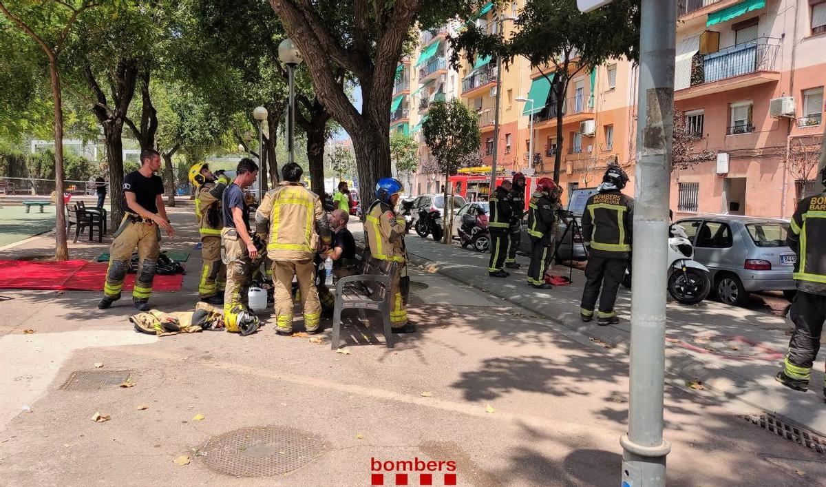 Los Bombers realizan tareas de extinción en un incendio en Badalona.