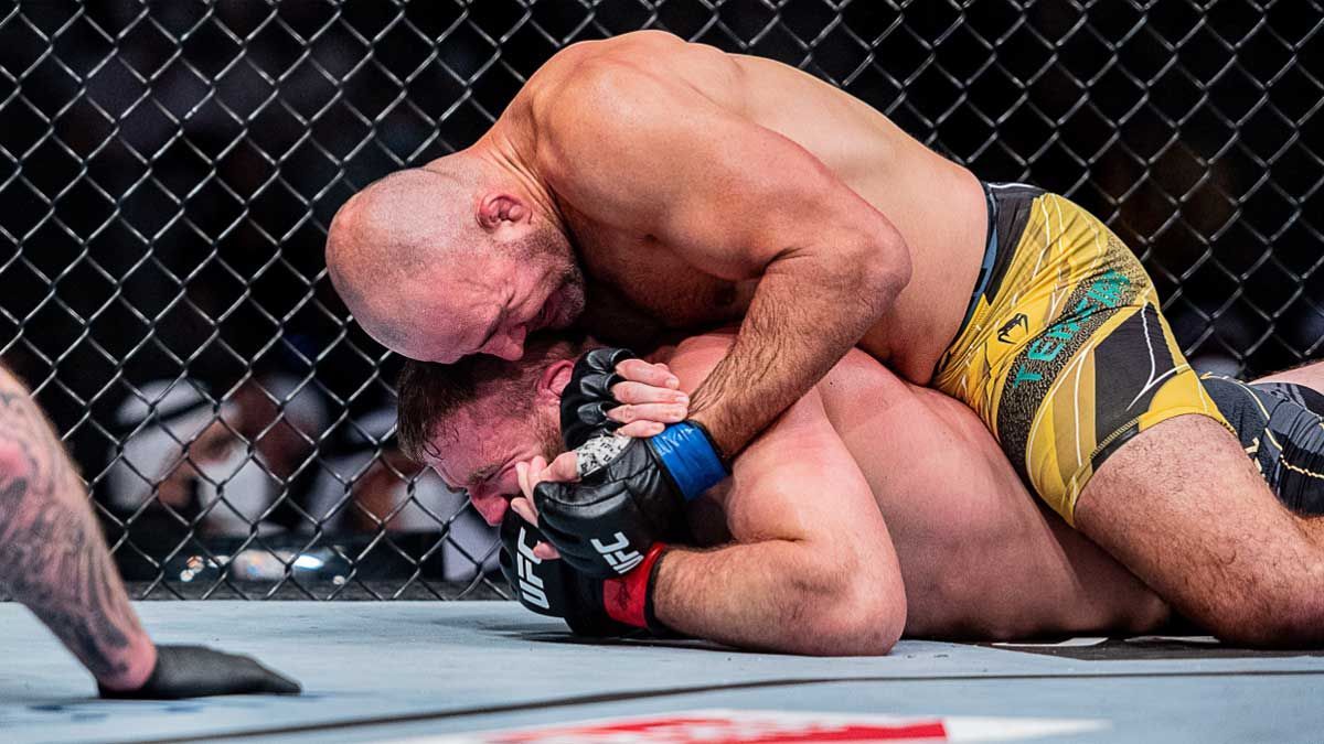 Teixeira somete a su rival durante un lance del combate.