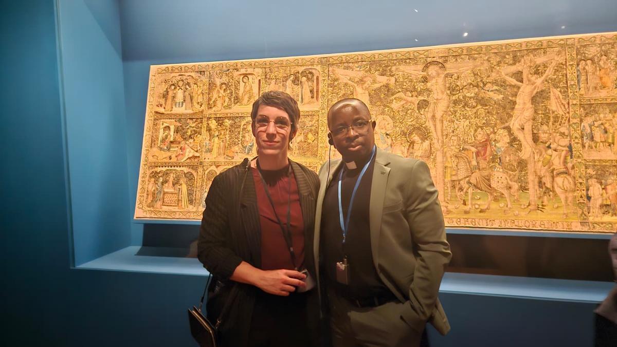 Erola Bedmar i mossèn Joan Hakolimana, avui davant del Frontal Florentí, al Prado