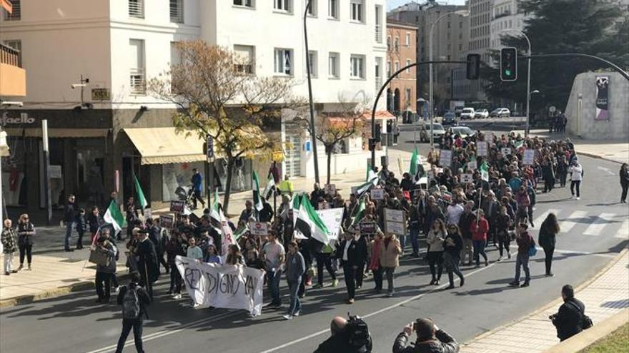 Milana Bonita congrega en Badajoz a 300 personas en la marcha para exigir un tren digno