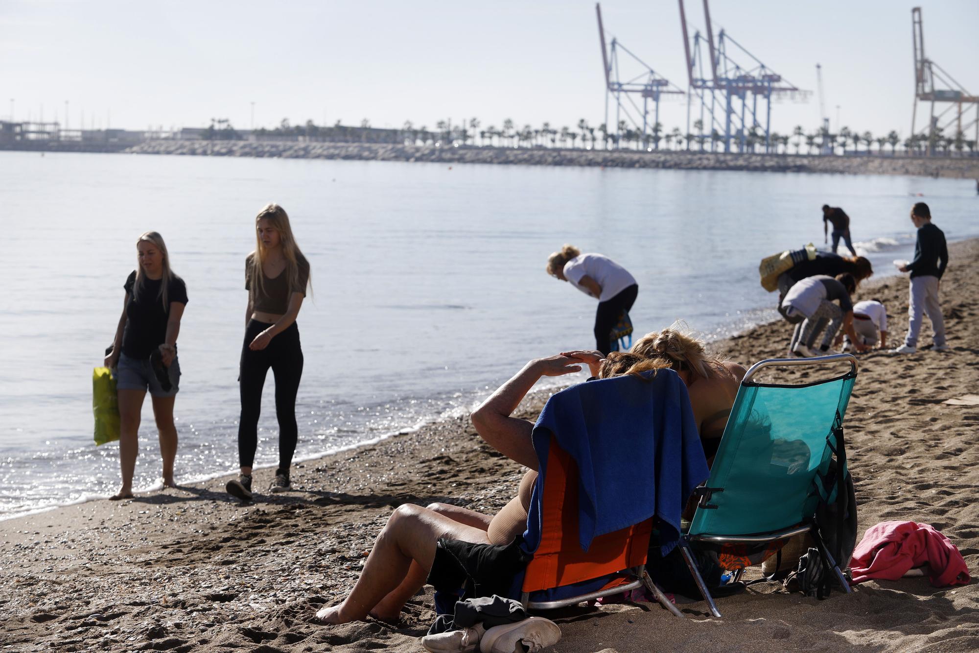 La capital ha disfrutado este lunes, 26 de diciembre de 2022, de unas máximas que rondaban los veinte grados centígrados, lo que ha animado a muchos a tomar el sol en el playa