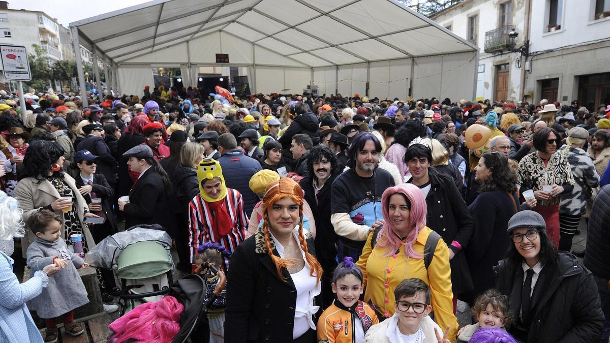Trouxa sin xéneros nin galóns no entroido de Deza e Tabeirós