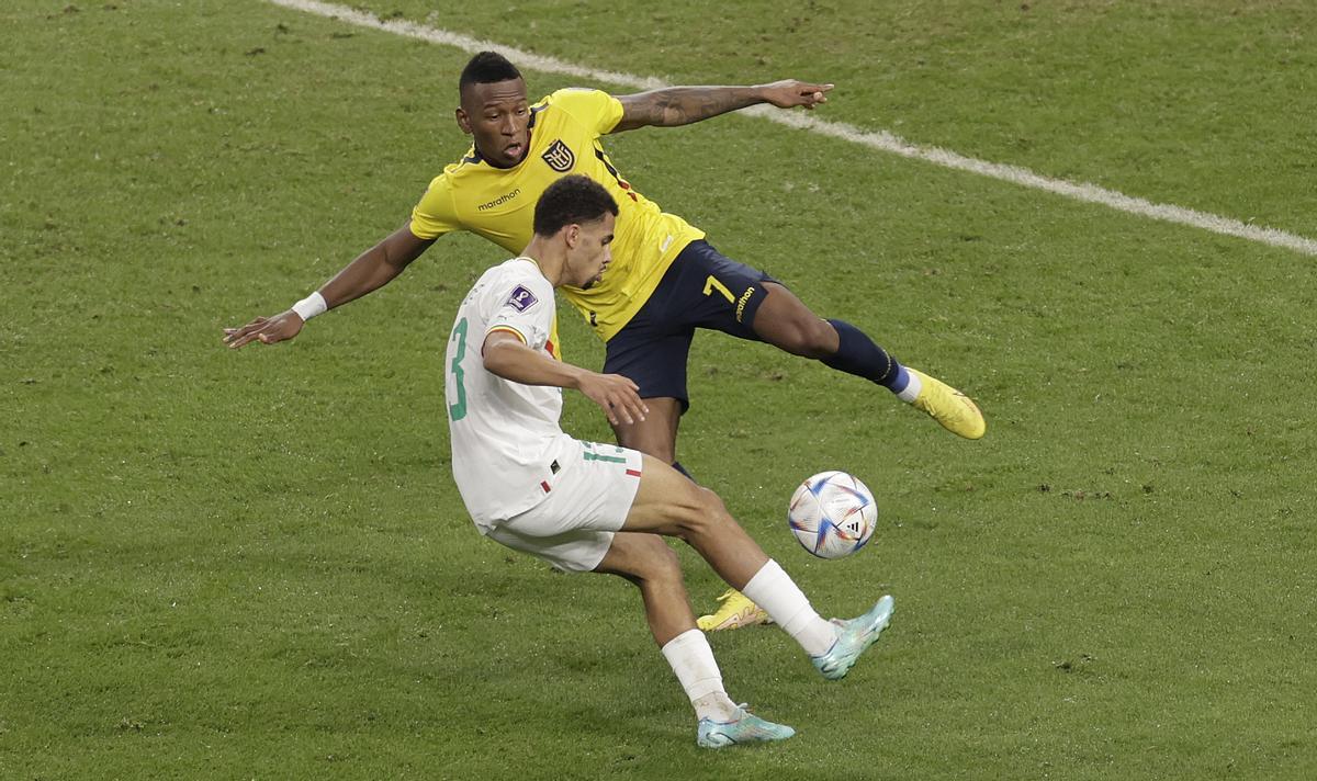 GR2048. DOHA (CATAR), 29/11/2022.- Pervis Estupiñán (arriba) de Ecuador disputa un balón con Pape Gueye de Senegal hoy, en un partido de la fase de grupos del Mundial de Fútbol Qatar 2022 entre Ecuador y Senegal en el estadio Internacional Jalifa en Doha, (Catar). EFE/Antonio Lacerda