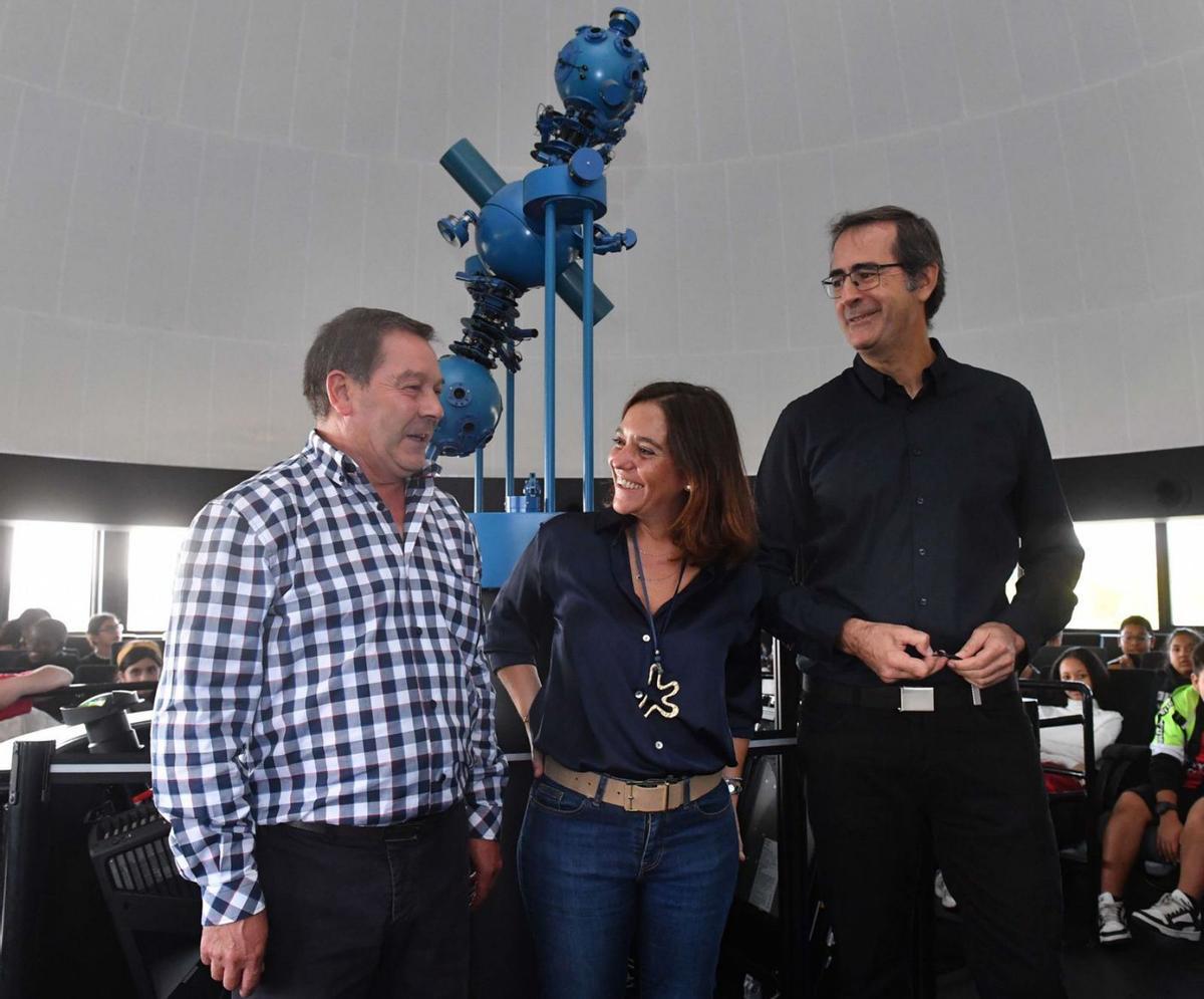 Suso Prado, Inés Rey y Marcos Pérez posan ante el nuevo proyector del Planetario.   | // VÍCTOR ECHAVE