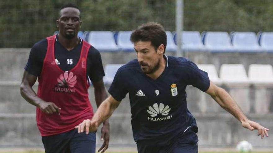 Toché, con la pelota, ayer, en El Requexón, en presencia de Mariga.