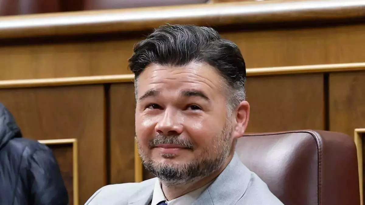 Todas las mujeres que han marcado la vida de Gabriel Rufián: de las madres de sus hijos a su madre, que lo tuvo con 18 años