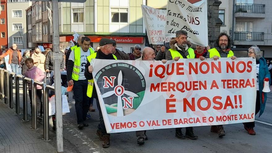 Plantan cara a los 10 aerogeneradores que prevén en Meirama y los 4 de As Encrobas