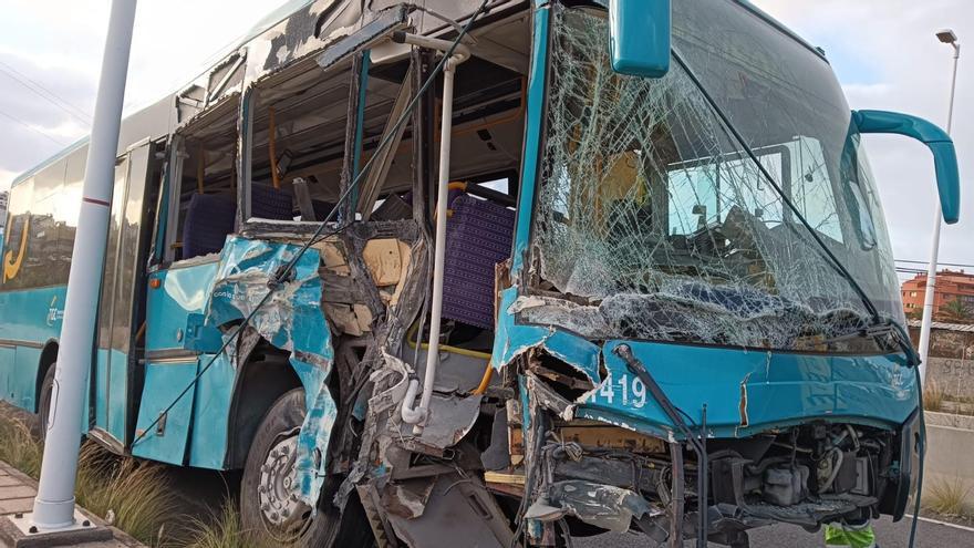 Una guagua de Global choca contra el torreón que ocupa la mitad de un carril en Telde