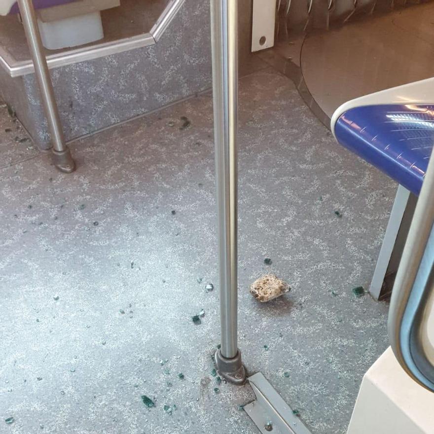 Piedra arrojada contra un autobús de la EMT