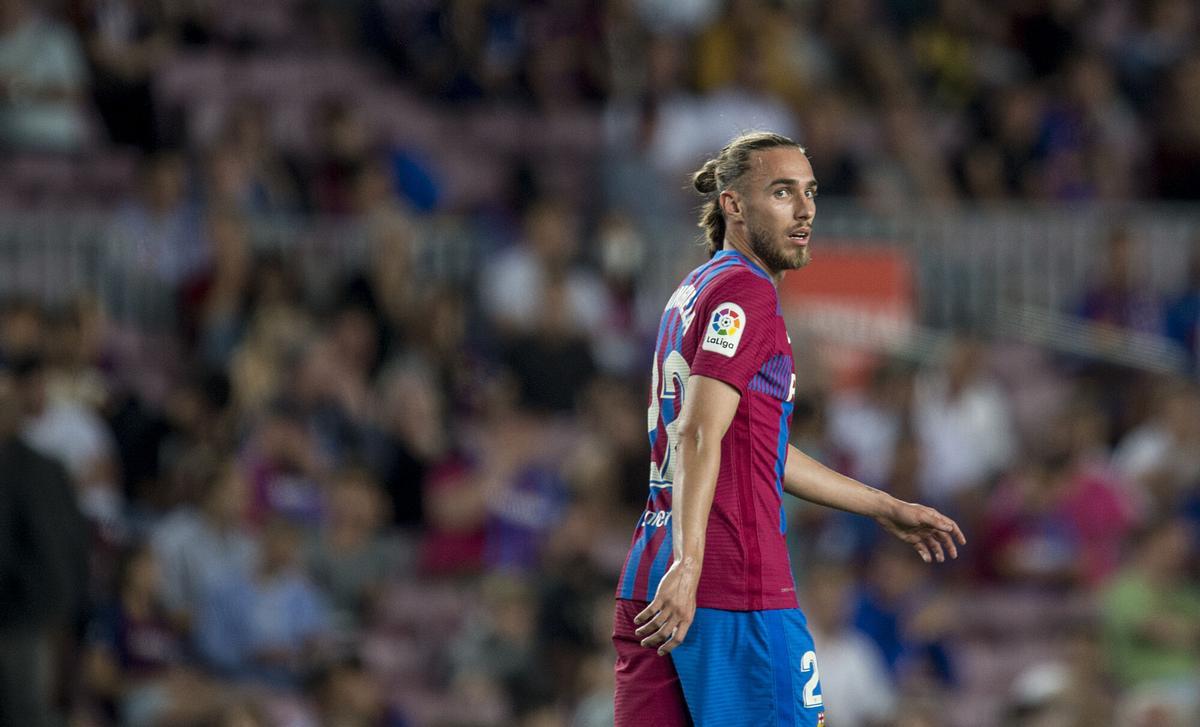 Oscar Mingueza jugando con la camiseta del FC Barcelona en el 2022