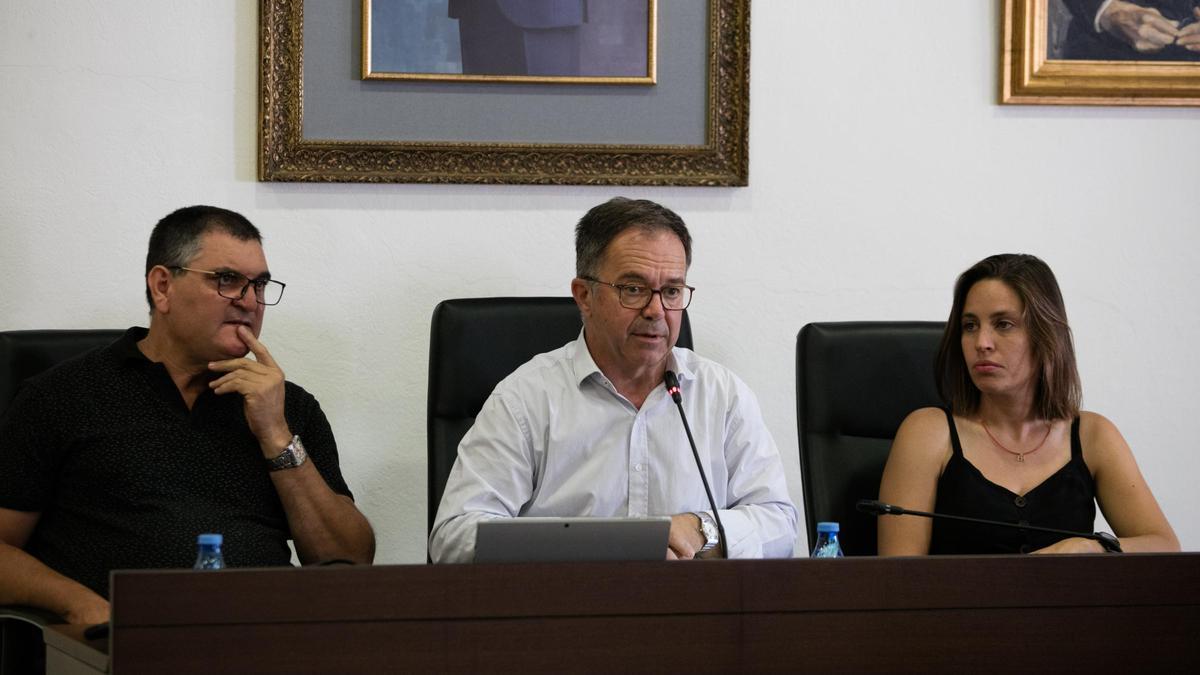 Ángel Luis Guerrero, Josep Marí Ribas y Ana Ribas Alonso, en un pleno municipal.