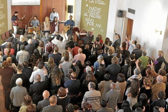 Starke Gefühle, innige Gebete: Den Sonntagsgottesdienst feiern alte und junge Mitglieder aus den verschiedensten Ländern in Palmas evangelischer Gemeinde mit Hingabe. Ein fester Bestandteil der Messe