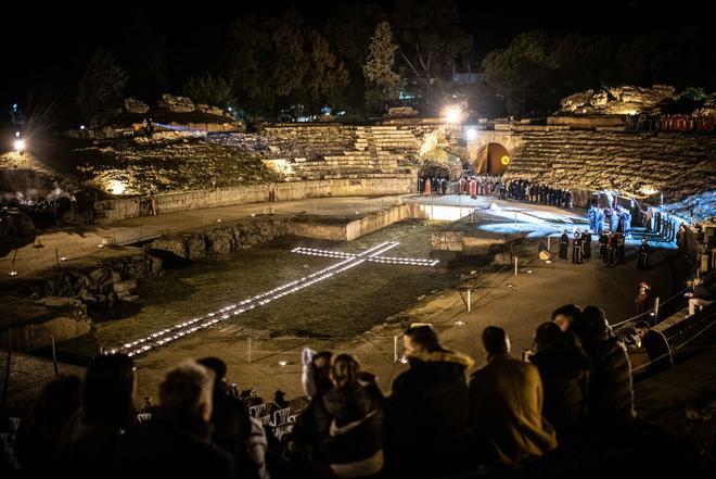 Así fue el Vía Crucis extraordinario con Santa Eulalia en el Anfiteatro Romano de Mérida