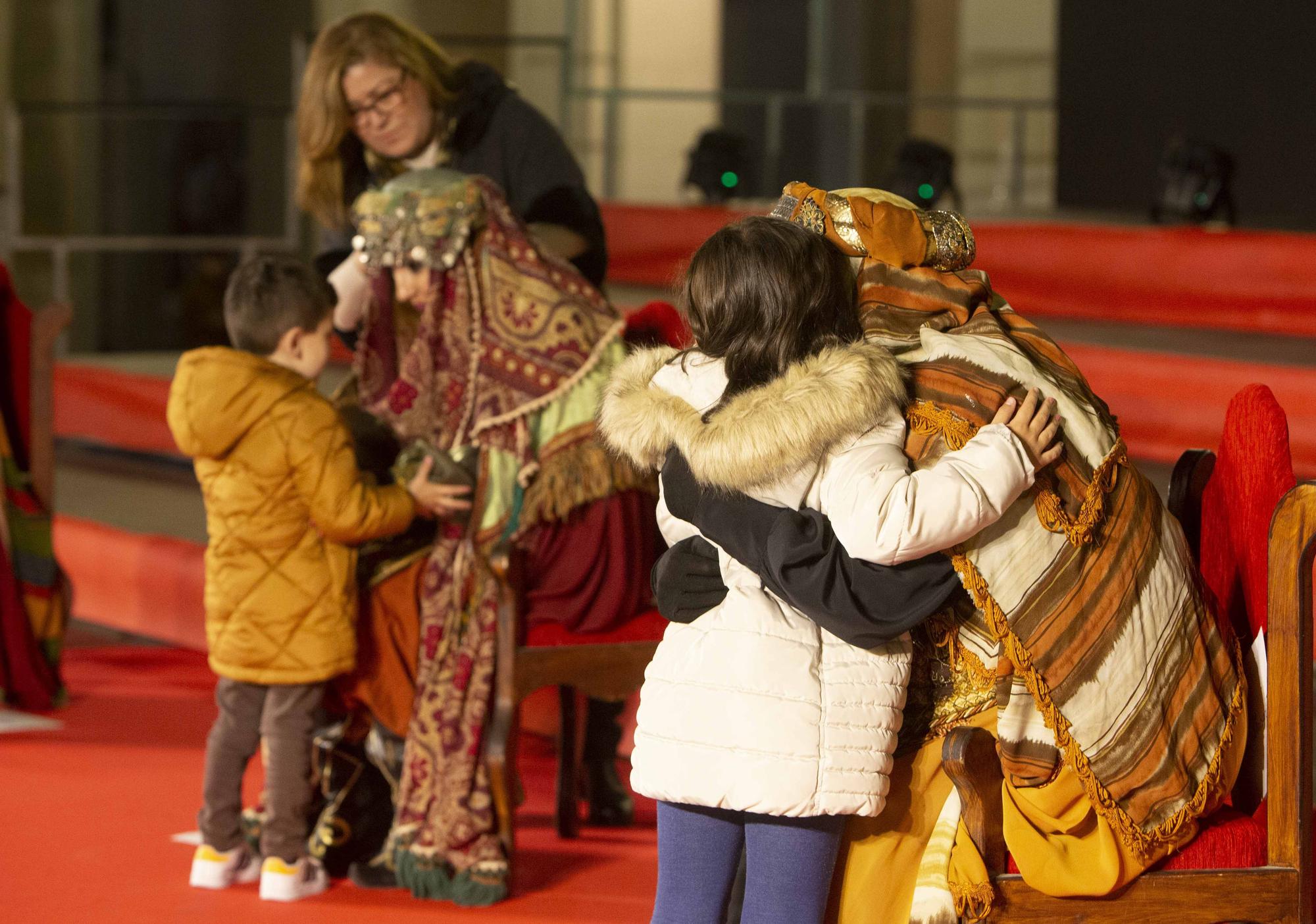 Las Carteras Reales anticipan la cabalgata y reciben a los niños en Alicante