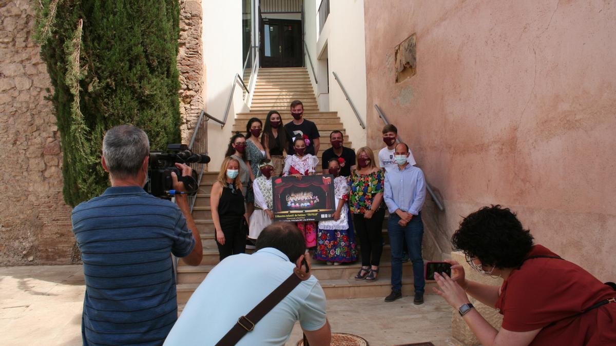 Los organizadores del festival con el cartel.