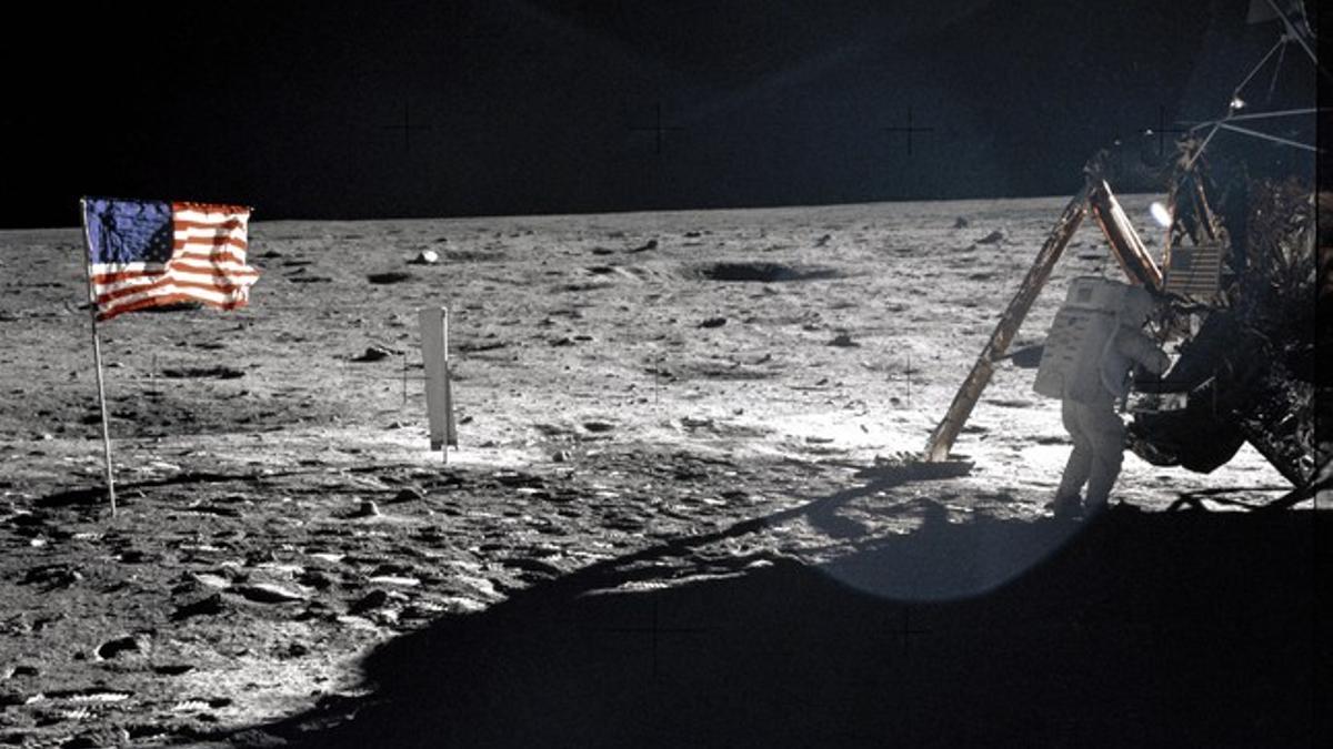 El astronauta Neil Armstrong, junto al Apollo 11 sobre la superficie lunar, en 1969.