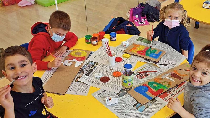 Niños usuarios del Espazo Concilia de A Estrada, el viernes, disfrutando de sus actividades.