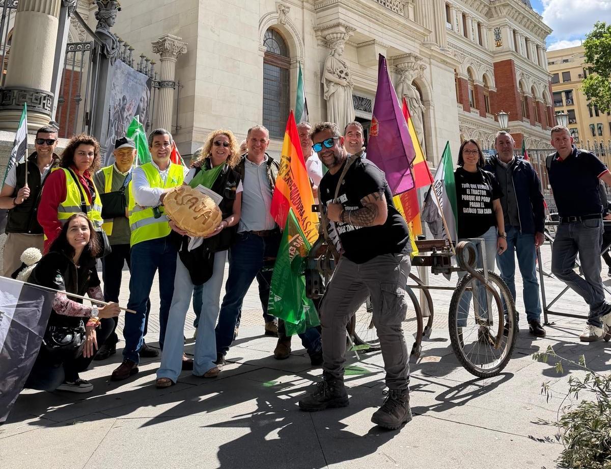 Protesta de Apag Extremadura Asaja frente al Ministerio de Agricultura.