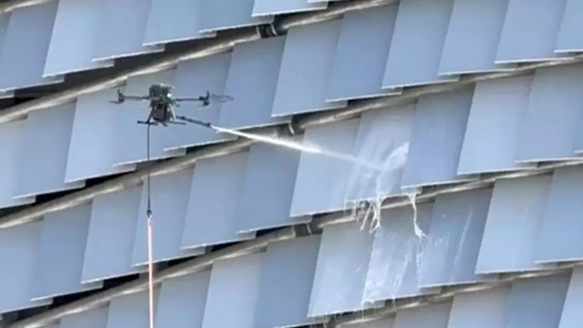 El Roig Arena, a punto: un dron limpia las 8.600 lamas cerámicas de su fachada