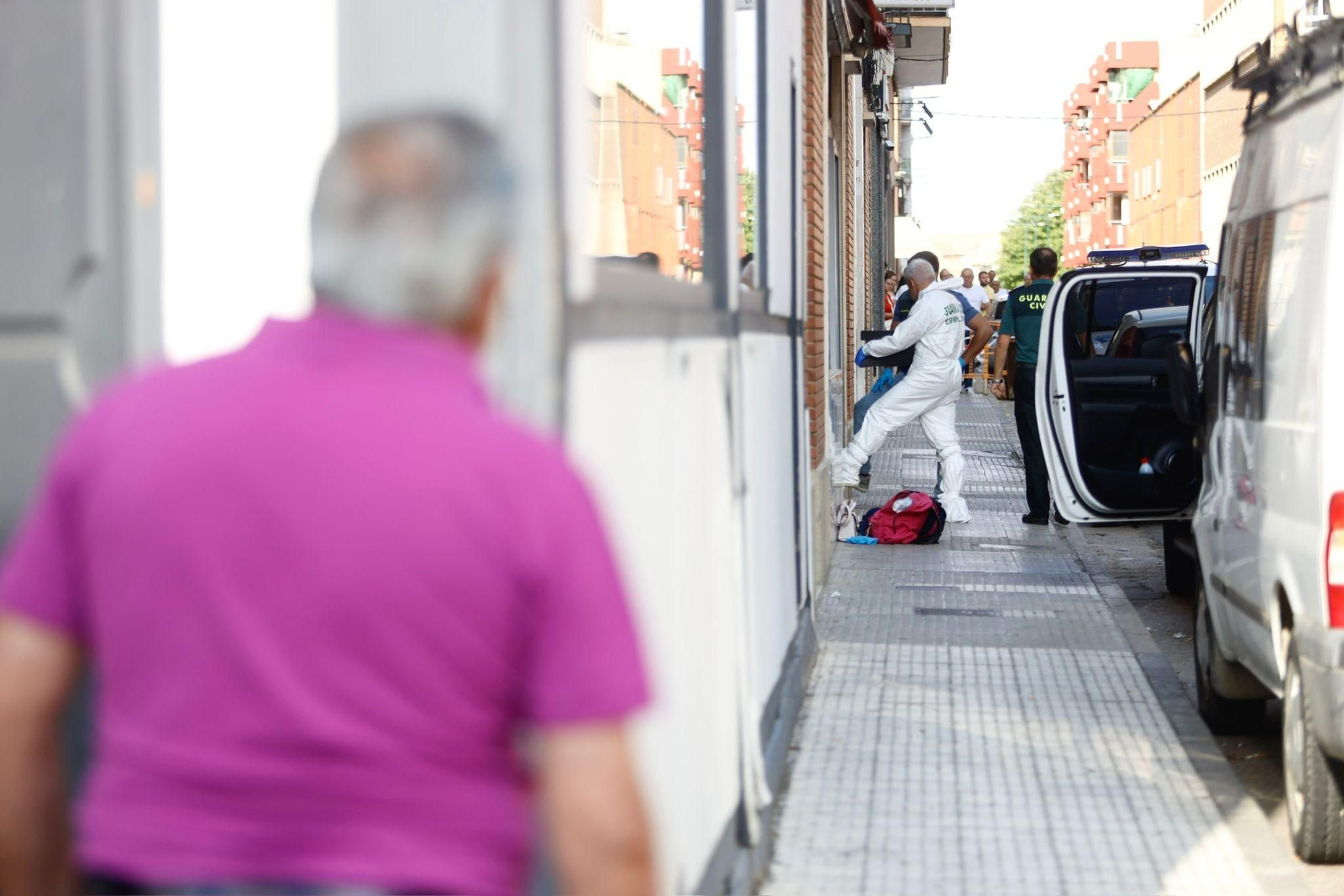 En imágenes | Conmoción en Ejea tras el asesinato de una mujer en un establecimiento