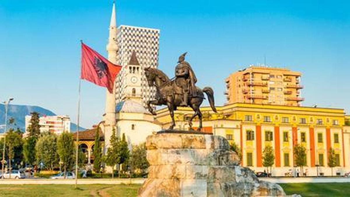 La plaza principal de Tirana está presidida por una estatua de Skanderbeg, el héroe nacional de Albania.