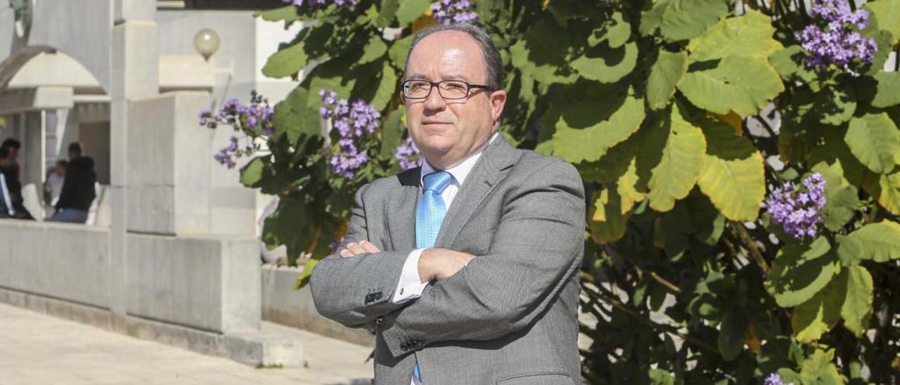 El profesor José Luis Gascó, en la Universidad de Alicante.