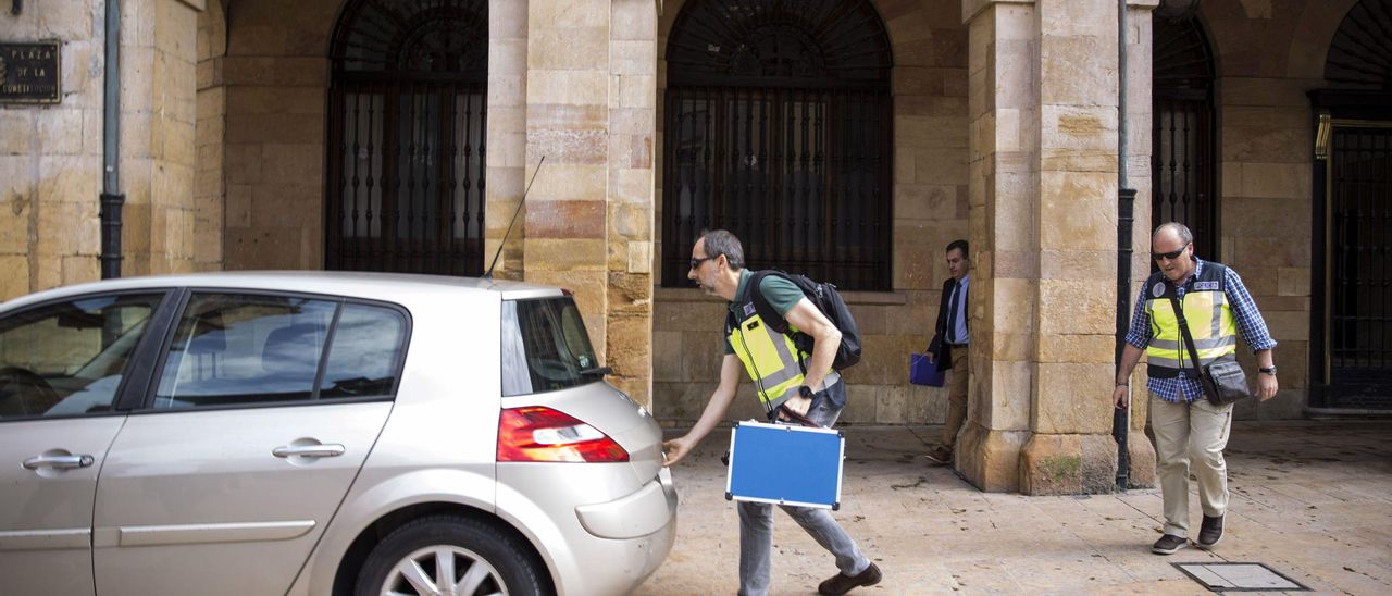 Agentes de la UDEF, en julio de 2018, cuando intervinieron en el Ayuntamiento de Oviedo