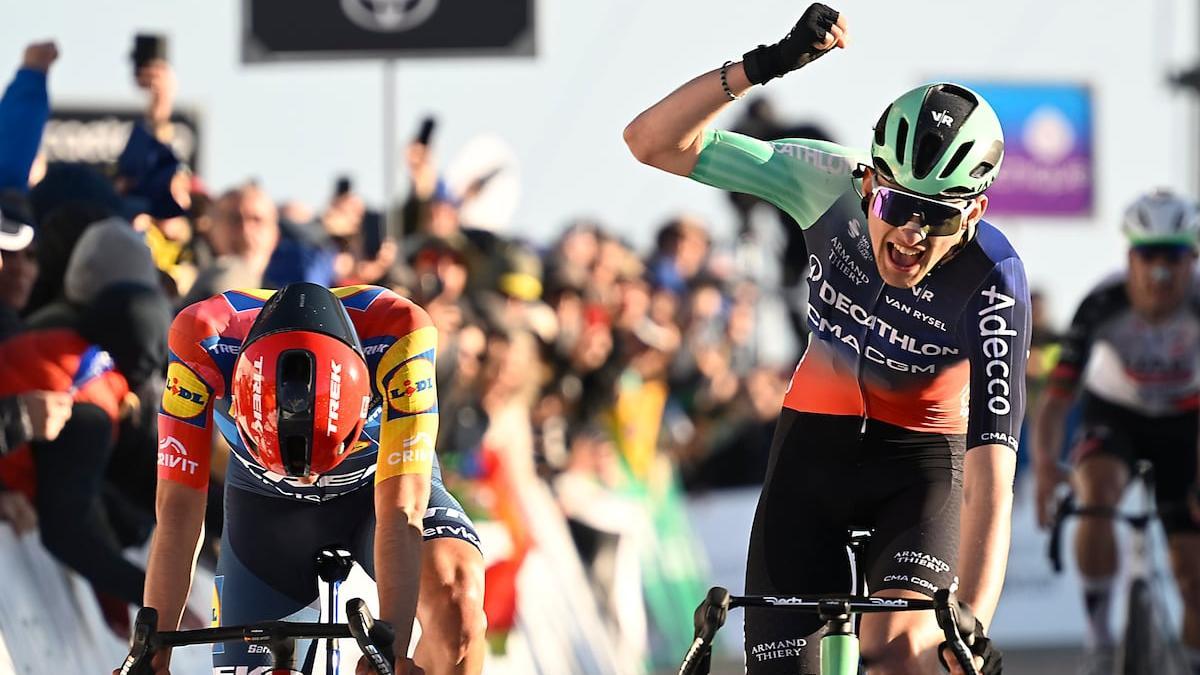 Paul Seixas celebra su victoria ante Juan Ayuso en el Alto de Fóia