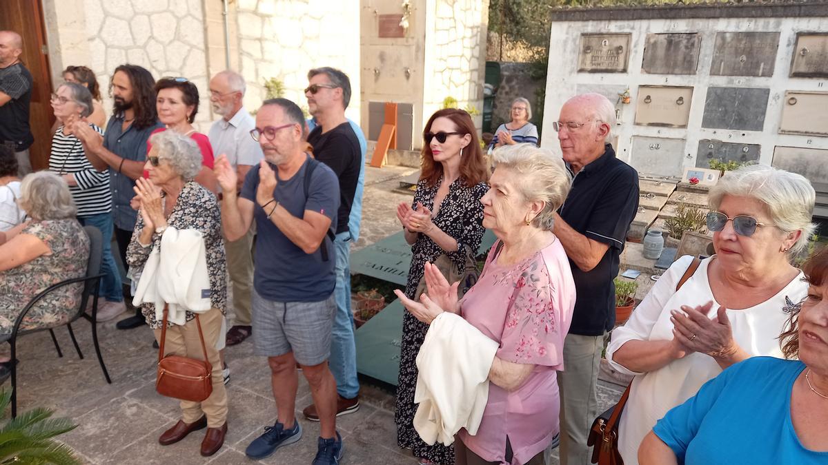 Actores como Miquel Àngel Torrens, Lourdes Ferriol y Joan Bibiloni, algunos de los asistentes al acto de homenaje a Rafel Ramis