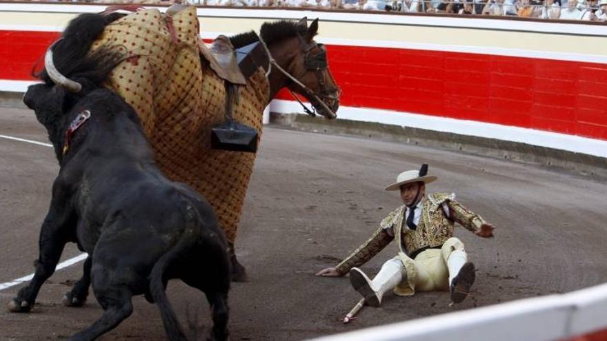 Los toros de El Pilar deslucen el mano a mano de Juli y Manzanares en Bilbao, sustos incluidos