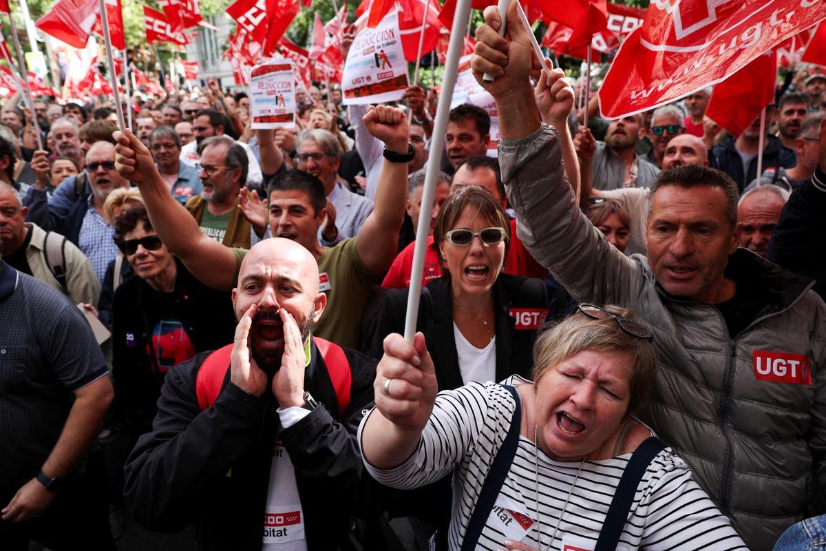 Protesta de CCOO y UGT frente a la sede de la CEOE en Madrid contra el 'no' de la patronal a reducir la jornada laboral.