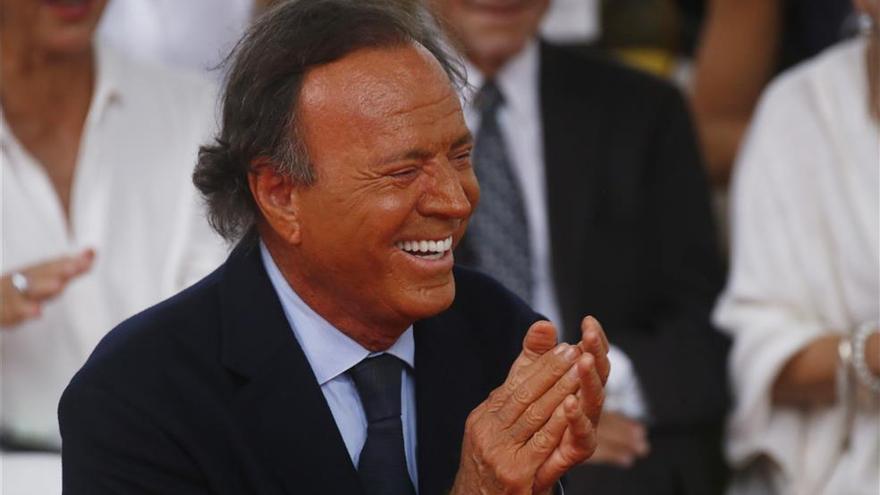 Julio Iglesias actuará el 28 de agosto en el teatro romano