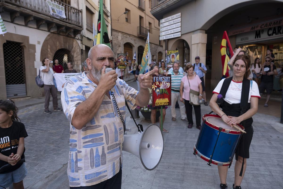 Imatges de la protesta en contra del projecte d'ampliació del polígon del Prat, el dia que s'ha suspès el ple municipal per un ciberatac